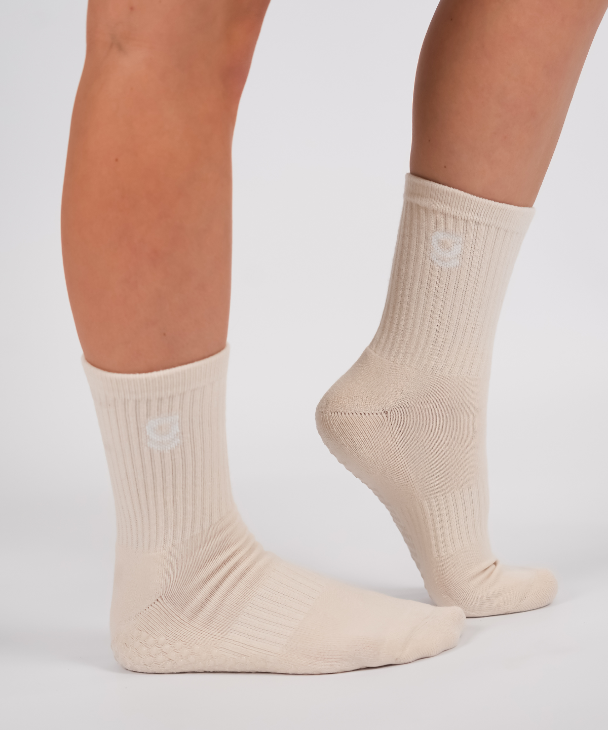 Beige grip socks with 'g' embroidery