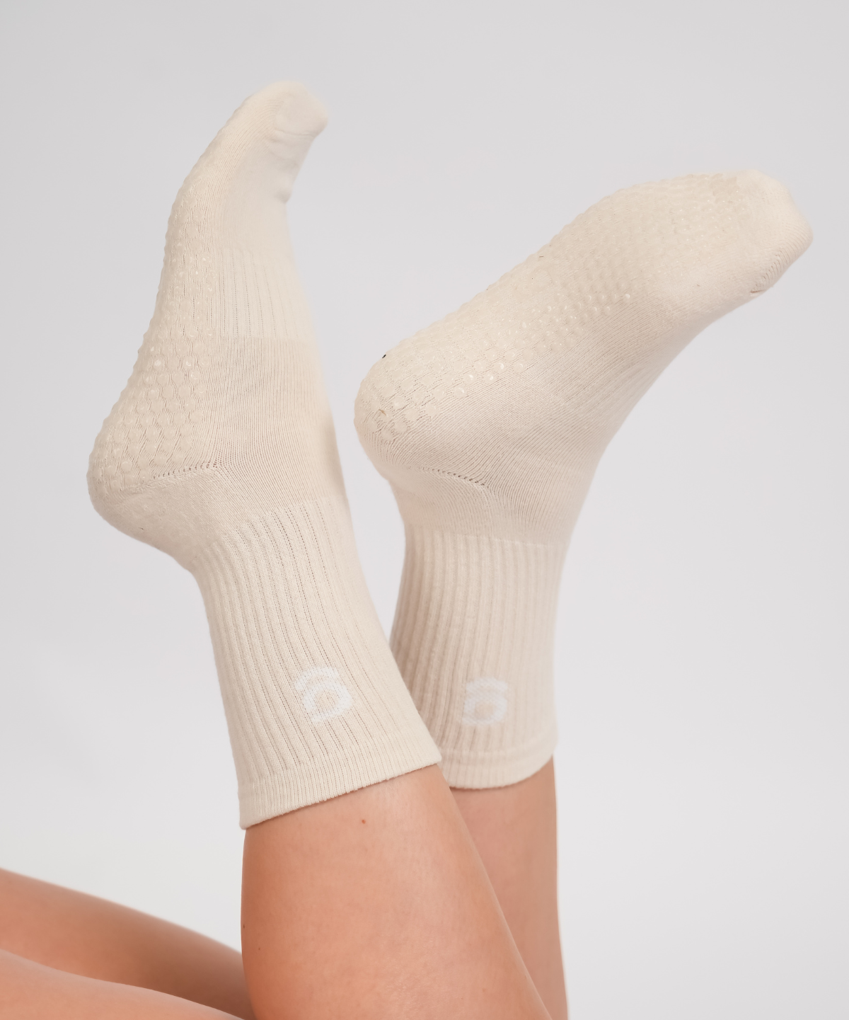 Beige grip socks with 'g' embroidery