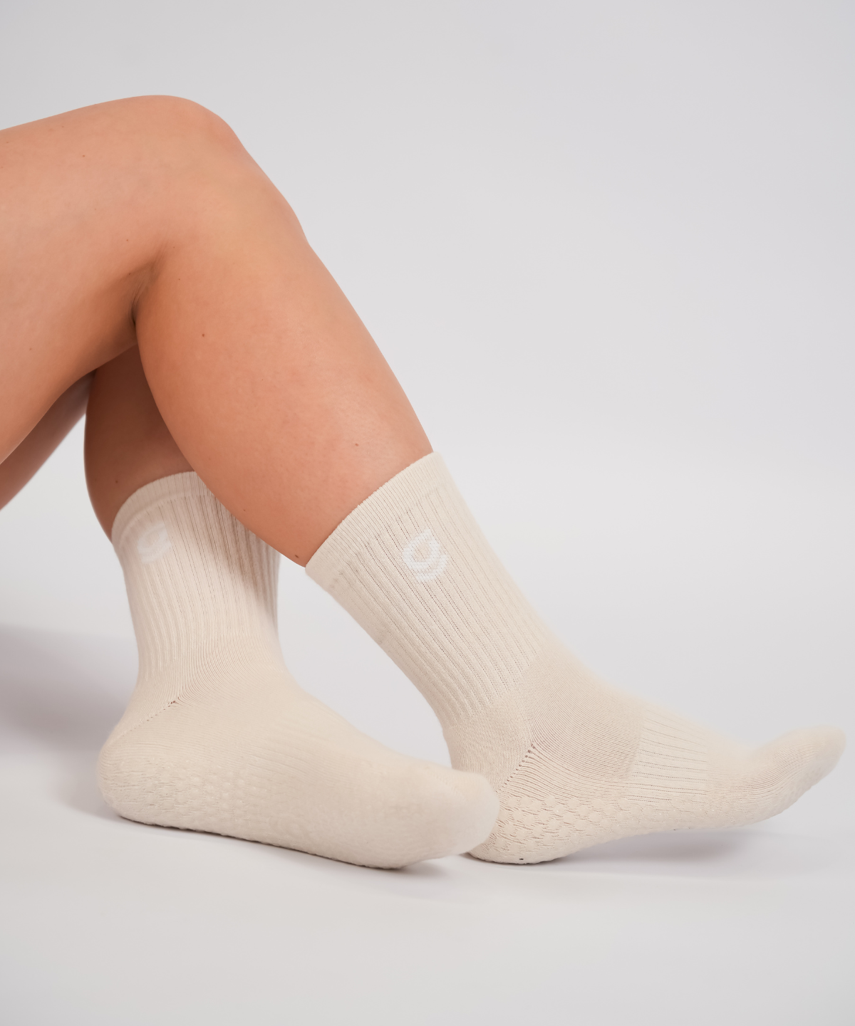 Beige grip socks with 'g' embroidery