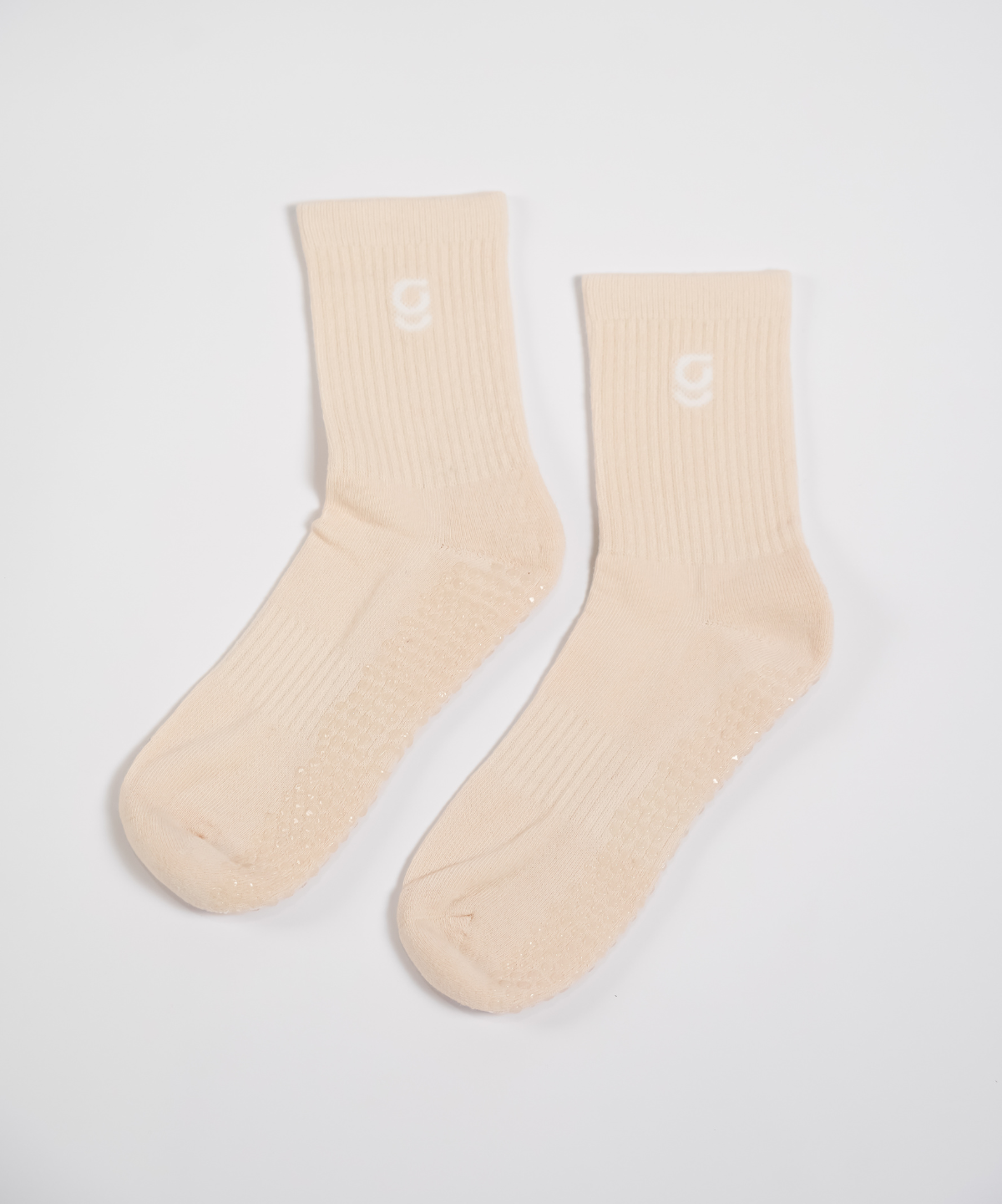 Beige grip socks with 'g' embroidery